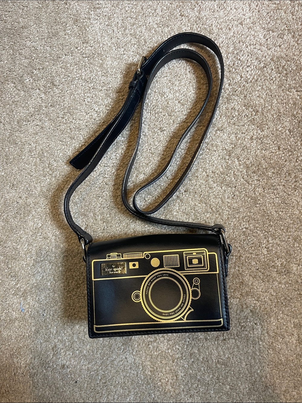 kate spade Lemon Street Gwen Camera Bag Black Crossbody Bag with Gold graphic